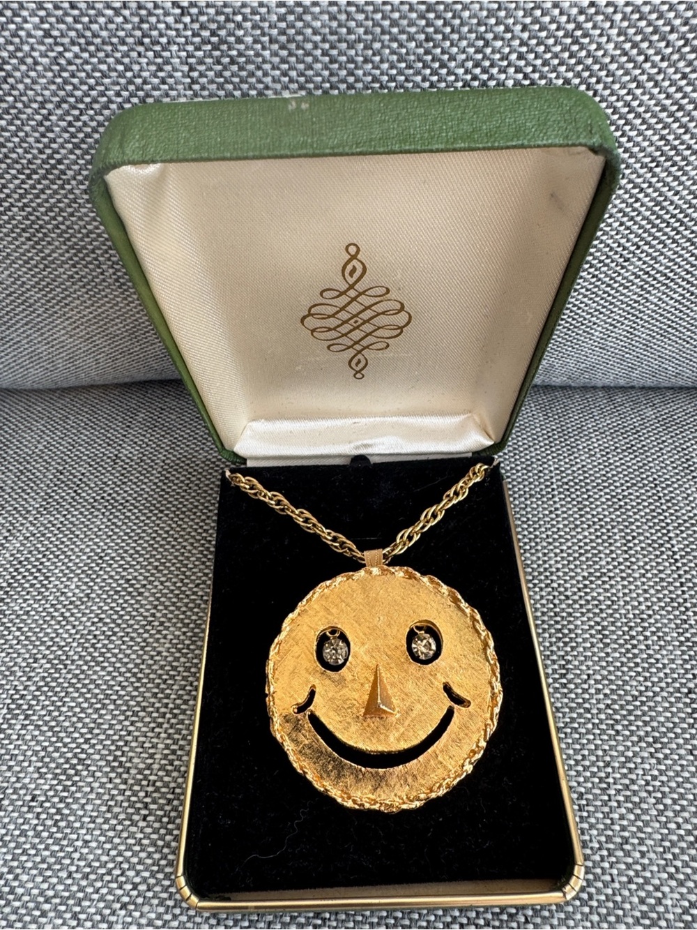 vintage 70 gold-tone smiley face pendant pin necklace with clear rhinestone eyes
